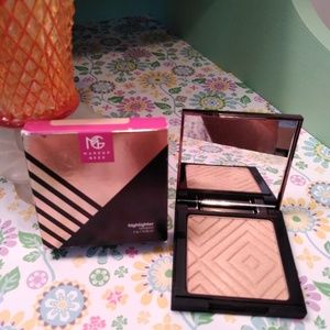 Makeup Geek Peach Gold Highlighter in Nightlight